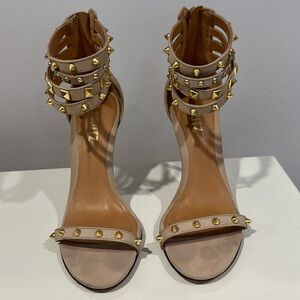Schutz nude heals with gold studds
